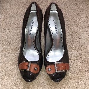 Gianni Bini Classic Buckle Peep Toe Pumps size 7
